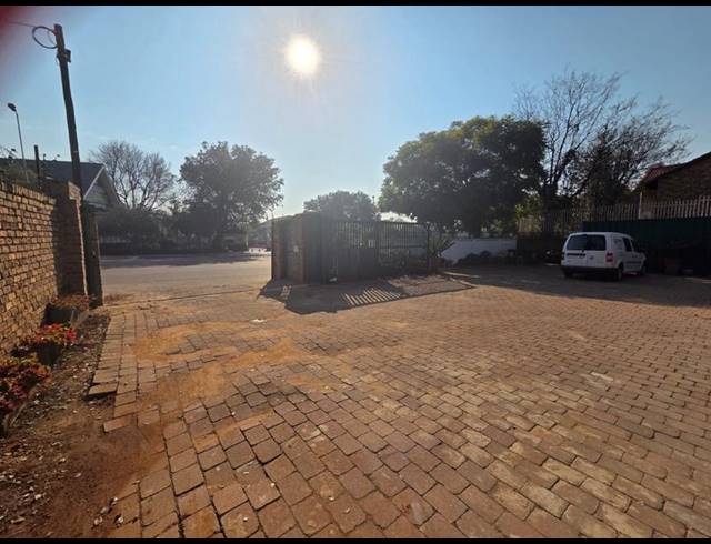 6 BEDROOM HOUSE FOR SALE IN HILLCREST